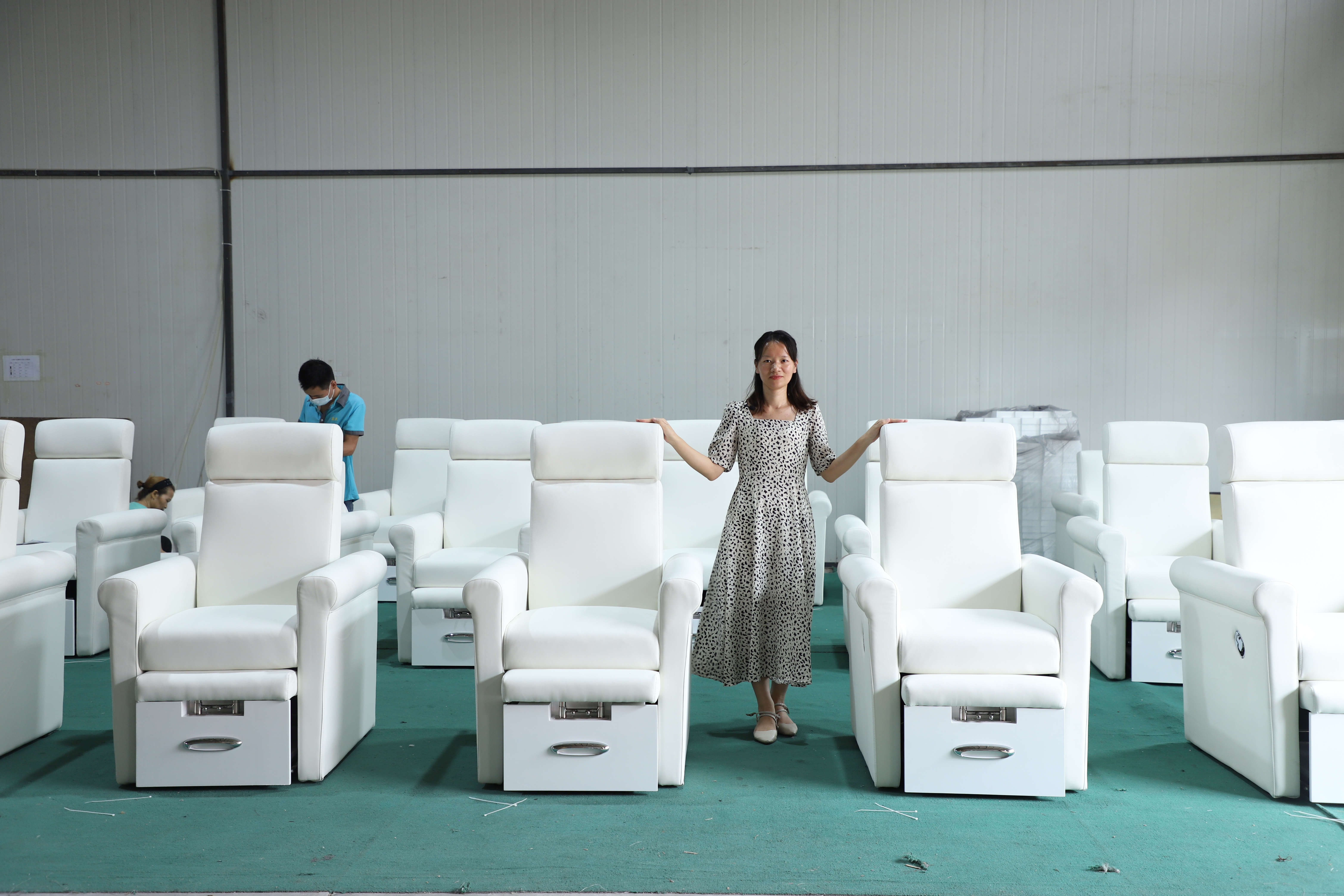 Chaises de pédicure blanches sans plomberie en magasin (8611)